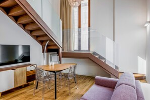 Leilighet – business | Oppholdsområde | En 35-tommers TV med digitale kanaler