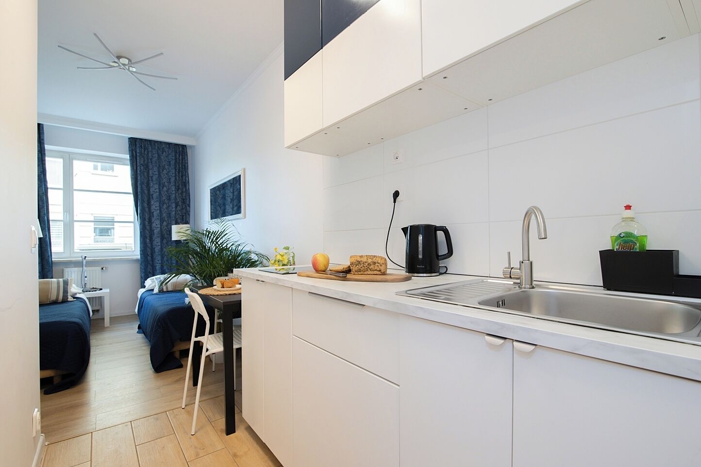 Frigobar, microondas, placa de cocina, utensilios de cocina