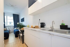 Business Studio | Private kitchenette | Mini-fridge, microwave, stovetop, cookware/dishes/utensils - Stadion Narodowy Warszawa UNIT Studio (Warsaw)