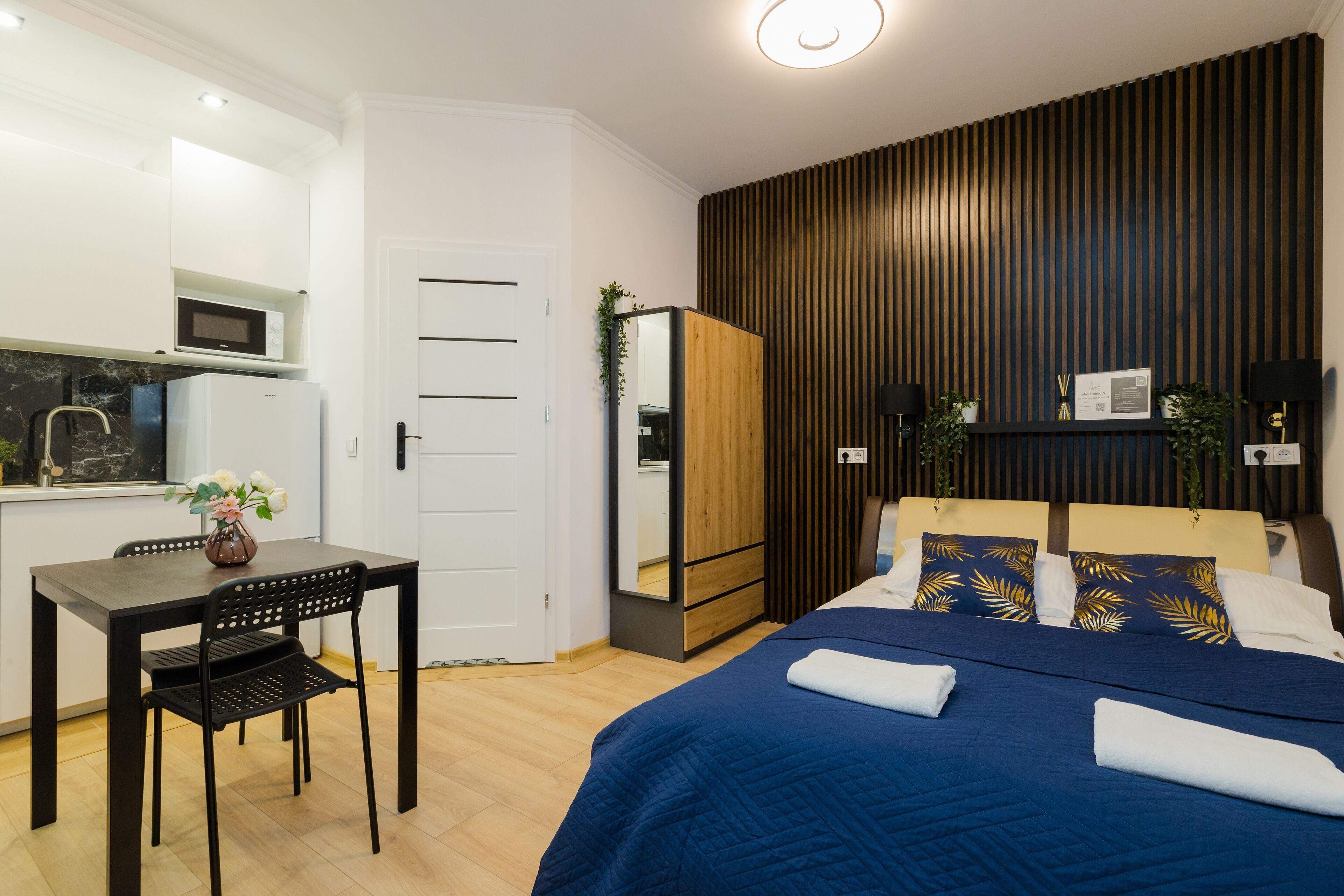 Premium-studio | Työpöytä, kannettavalle tietokoneelle sopiva työtila