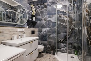 Exclusive Studio | Bathroom | Shower, hair dryer, towels, soap - Stadion Narodowy Warszawa UNIT Studio (Warsaw)