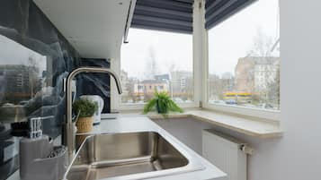 Frigobar, micro-ondas, cooktop, talheres/pratos/utensílios de cozinha