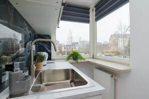 Mini-fridge, microwave, stovetop, cookware/dishes/utensils - Stadion Narodowy Warszawa UNIT Studio (Warsaw)