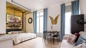 Une chambre d’hôtel moderne équipée d’un lit, d’un coin repas et d’un canapé.
