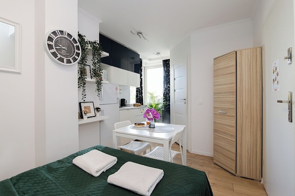 Desk, laptop workspace, iron/ironing board, free WiFi - Stadion Narodowy Warszawa UNIT Studio (Warsaw)