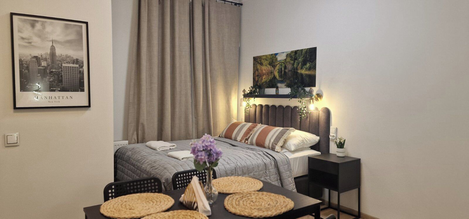 Studio Exclusive | Bàn, khu vực làm việc phù hợp cho laptop, bàn ủi/dụng cụ ủi quần áo 