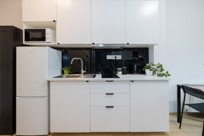 Premium Studio | Private kitchenette | Mini-fridge, microwave, stovetop, cookware/dishes/utensils - Stadion Narodowy Warszawa UNIT Studio (Warsaw)