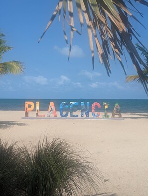 En la playa, camastros y toallas de playa