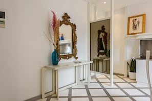 Deluxe-Apartment | Wohnbereich | 40-Zoll-Flachbildfernseher mit Digitalempfang, Fernseher