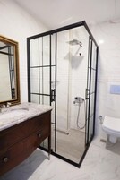 Ducha, secador de pelo, toallas, jabón