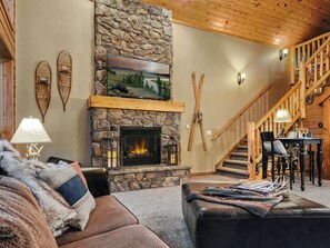 Smart TV, fireplace, video games, DVD player - Hot Tub+Games+Fully Loaded (Island Park,)