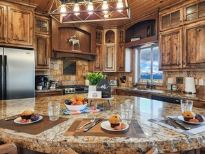 Fridge, microwave, oven, stovetop - Hot Tub+Games+Fully Loaded (Island Park,)