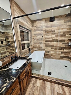 Combined shower/tub, jetted tub, hair dryer, towels - Spacious Cabin with Hot Tub, Fire Pit, Game Room (Island Park,)
