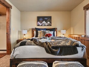 5 quartos, ferros/tábuas de passar roupa, berço de viagem