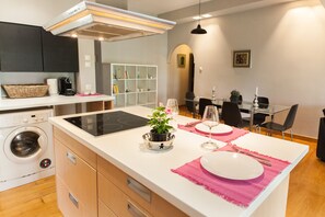 Apartamento Deluxe | Cocina privada | Frigorífico grande, microondas, horno y utensilios de cocina