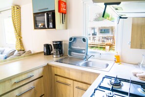 Een koelkast, een microgolfoven, een oven, een kookplaat