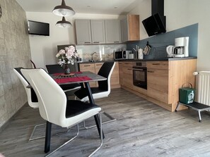 Kühlschrank, Mikrowelle, Ofen, Herdplatte