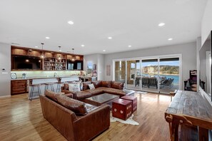 Smart TV y chimenea 