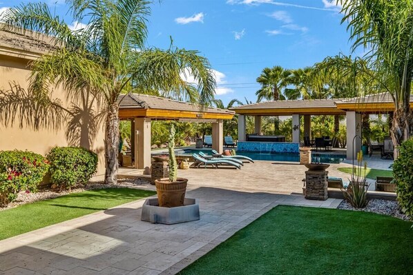 حمّام سباحة مُدفَّأ