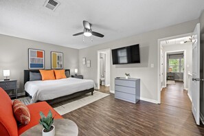 2 slaapkamers, een strijkplank/strijkijzer, reisbedje, wifi
