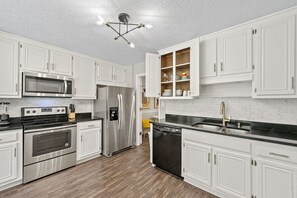 Fridge, microwave, oven, stovetop - Cozy Home in Quiet Neighborhood - King Beds (Marietta)