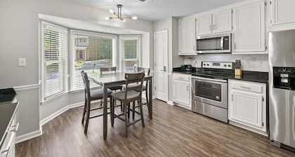 Cozy Home in Quiet Neighborhood - King Beds