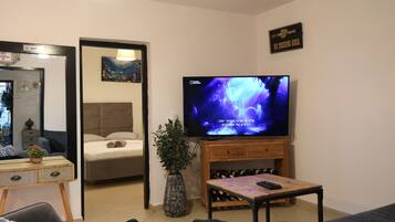 Classic-Apartment | Wohnbereich | Flachbildfernseher