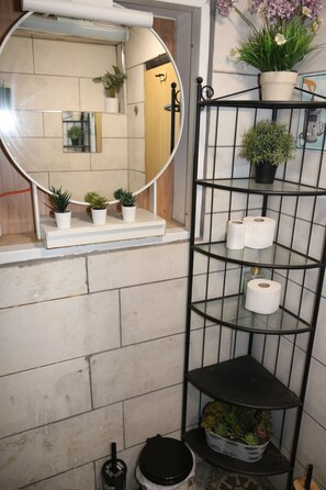 클래식 아파트 | 욕실 | 무료 세면용품, 헤어드라이어, 타월, 화장지