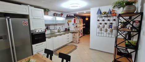 Apartemen Klasik | Dapur pribadi | Lemari es besar dan microwave