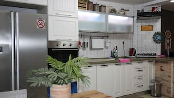 Classic-Apartment | Eigene Küche | Großer Kühlschrank, Mikrowelle, Wasserkocher