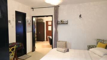 Classic Apartment | Desk, laptop workspace, free WiFi