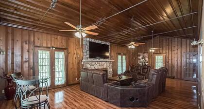 Retreat Home, Swimming Pool, jacuzzi, sauna, Game room, Basketball Court .