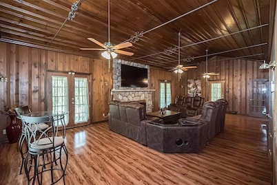 Retreat Home, Swimming Pool, jacuzzi, sauna, Game room, Basketball Court .