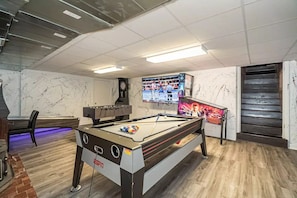 Game room - Retreat Home, Swimming Pool, jacuzzi, sauna, Game room, Basketball Court . (St. Louis)