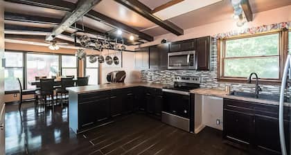 Retreat Home, Swimming Pool, jacuzzi, sauna, Game room, Basketball Court .