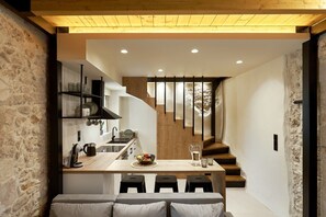 Réfrigérateur, cafetière/bouilloire, bouilloire électrique, grille-pain