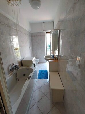 Baignoire à jets, sèche-cheveux, bidet, serviettes fournies