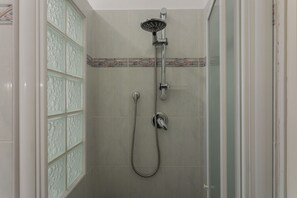 Een douche, een haardroger, een bidet, handdoeken