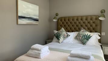 1 chambre, bureau, fer et planche Ă repasser, lit parapluie