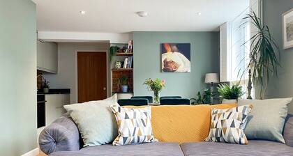 The Old Stables - Luxury Dartmouth town centre apartment w/ parking permit