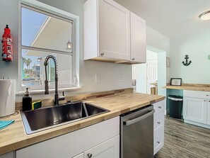 Fridge, microwave, oven, stovetop - Waterfront Luxury • Private Beach • Heated Pool • Dock • Kayaks (Hernando Beach)