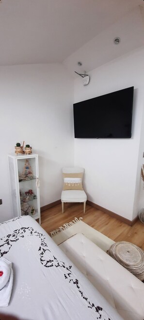 Romantische Suite | Wohnbereich | LED-Fernseher, Netflix, Streaming-Dienste
