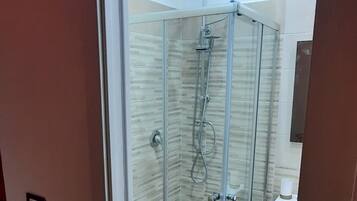 Suite romántica | Baño | Artículos de higiene personal gratuitos, secador de pelo y albornoces