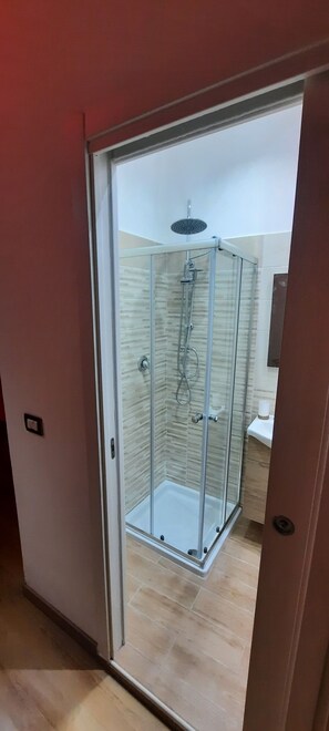 Romantische Suite | Badezimmer | Kostenlose Toilettenartikel, Haartrockner, Bademäntel