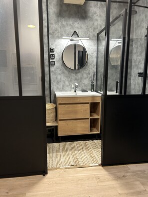 Shower, towels, soap, shampoo - Joli Studio Refait A Neuf (Perpignan)