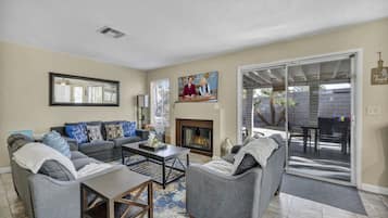 TV connectée, cheminée, console de jeux vidéo, baby-foot