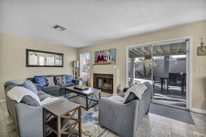 Smart-TV, Kamin, Videospielkonsole, Tischfußball