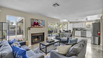 TV connectée, cheminée, console de jeux vidéo, baby-foot