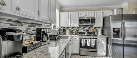 Coffee/tea maker, fridge, microwave, oven