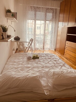 3 slaapkamers, een strijkplank/strijkijzer, reisbedje, wifi